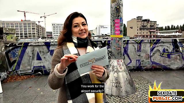 похотливая дама устроила догги прямо на людях, публика не смущает