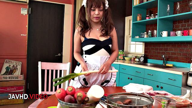 Юука Каэдэ в страстном минете и бурном сексе с мужчиной ночью в Японии.