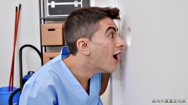 Анджел Вики сосёт и получает жёсткий анал через дырку в стене на рабочей смене медсестры.