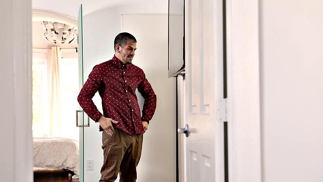 милфа надела халатик - сначала бритва, потом член