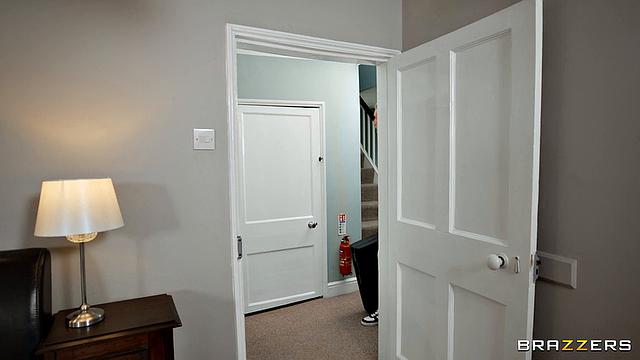 Бонни Джи вызывает массажиста и трахается с ним, пока парень не вернулся домой раньше времени.