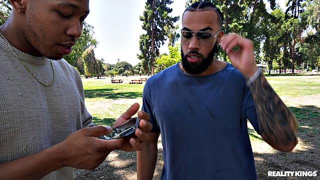 застал девушку с другой и присоединился к тройке