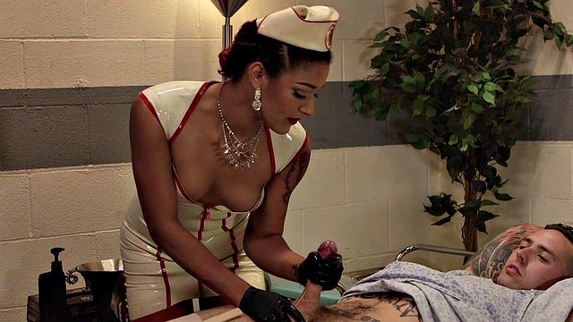 медсестра раздвигает и трахает пальцами зад подчиненного, потом дрочит ему на койке