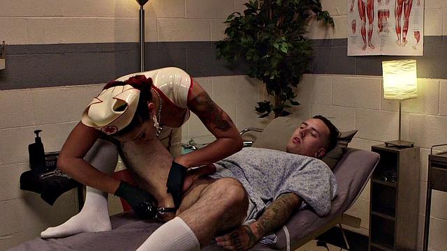 медсестра раздвигает и трахает пальцами зад подчиненного, потом дрочит ему на койке