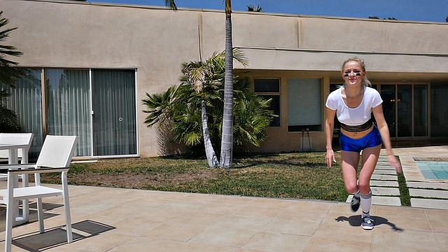 блондинка после тренировки сосёт и получает по полной