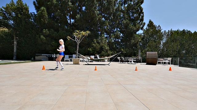 блондинка после тренировки сосёт и получает по полной