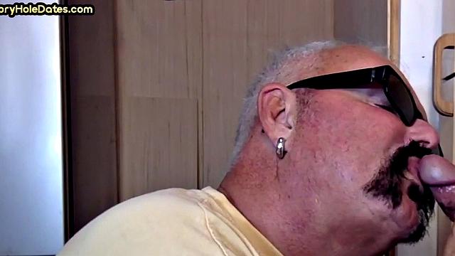 Gloryhole amateur deepthroating big cock