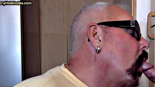 Gloryhole amateur deepthroating big cock