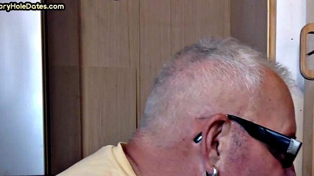 Gloryhole amateur deepthroating big cock