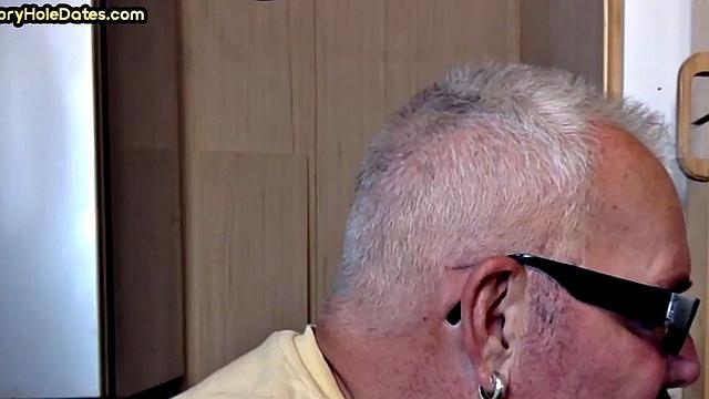 Gloryhole amateur deepthroating big cock