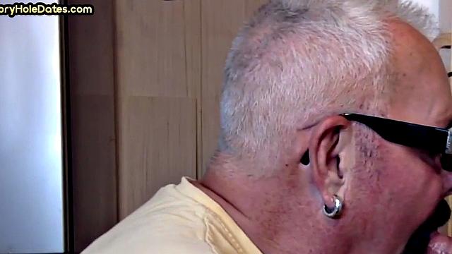 Gloryhole amateur deepthroating big cock