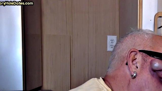 Gloryhole amateur deepthroating big cock