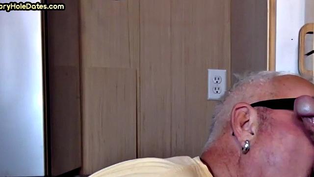 Gloryhole amateur deepthroating big cock