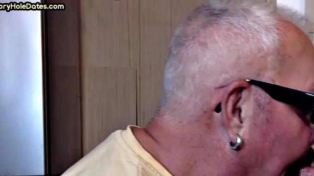 Gloryhole amateur deepthroating big cock