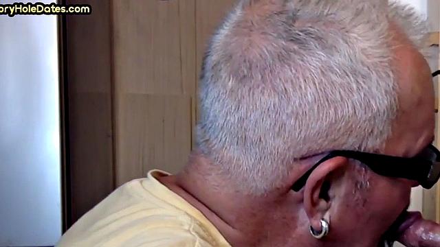 Gloryhole amateur deepthroating big cock