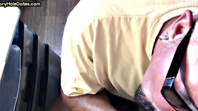 Gloryhole amateur deepthroating big cock