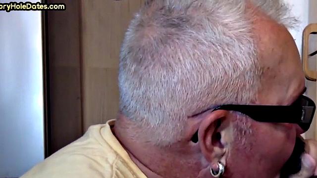 Gloryhole amateur deepthroating big cock