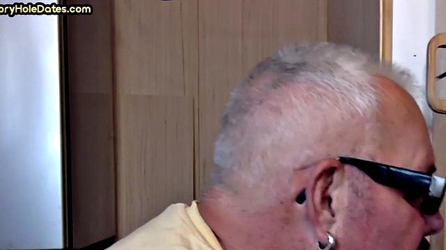 Gloryhole amateur deepthroating big cock