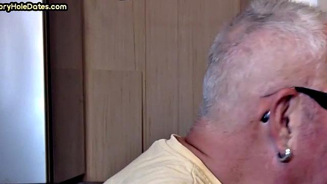 Gloryhole amateur deepthroating big cock