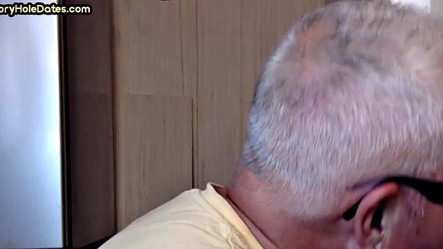 Gloryhole amateur deepthroating big cock