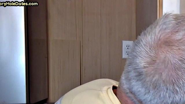 Gloryhole amateur deepthroating big cock