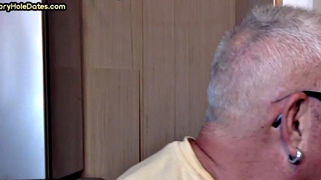 Gloryhole amateur deepthroating big cock