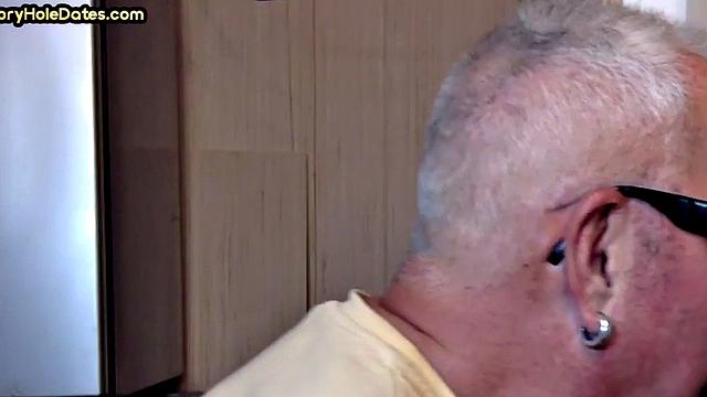 Gloryhole amateur deepthroating big cock