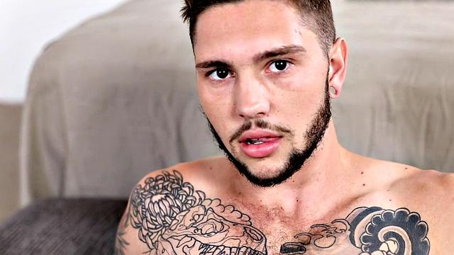 Amateur otter strokes his hairy dong in close-up action