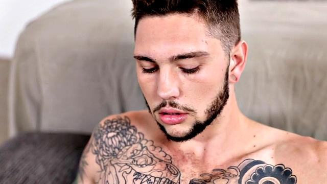 Amateur otter strokes his hairy dong in close-up action