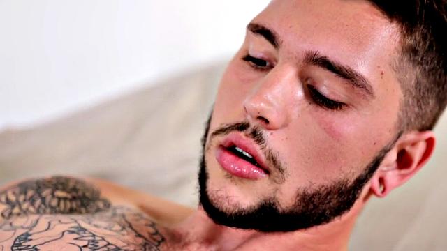 Amateur otter strokes his hairy dong in close-up action