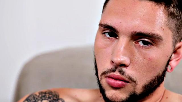 Amateur otter strokes his hairy dong in close-up action