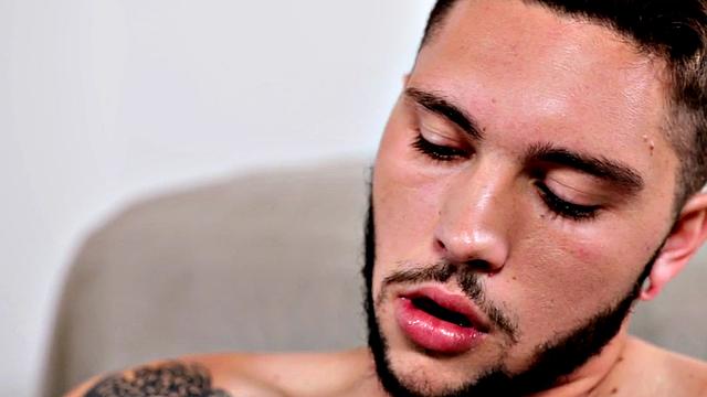 Amateur otter strokes his hairy dong in close-up action