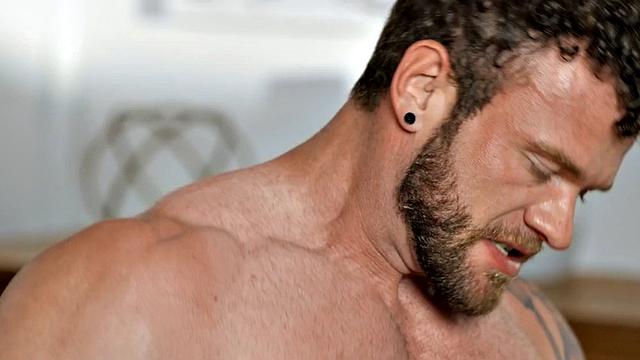 Muscled bottom jock pounded by BF before receiving facial