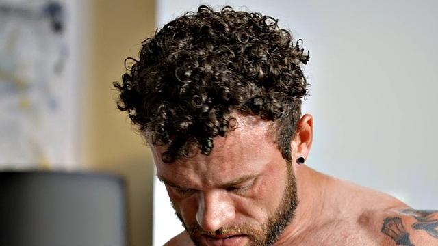 накачанный пассивный парень получает по полной от бойфренда и ловит заряд на лицо