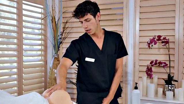 Транс красавица в носках выдерживает жесткий двойной трах в попу