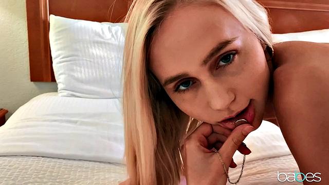 Алисия Уильямс решила зарядить настроение своим вибратором и золотым освещением в комнате, а ты тут при чём - только смотри и завидуй, как она кайфует одна.