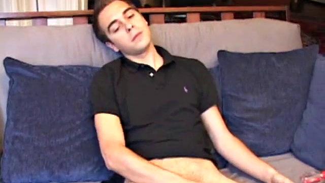 Винченцо дрочит мощно, не стесняясь мужского внимания в гей-видео.