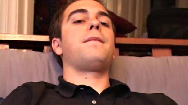 Винченцо дрочит мощно, не стесняясь мужского внимания в гей-видео.