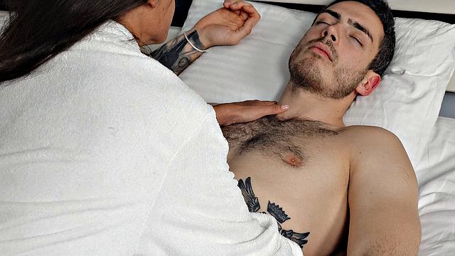 Hottie gets pussy washed