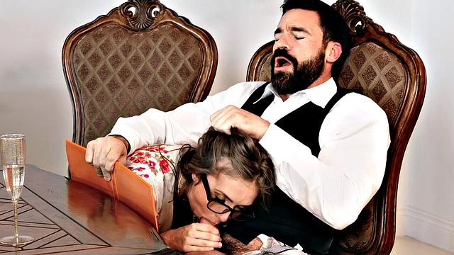 Соблазнительная брюнетка не устояла и устроила жаркий секс с коллегой