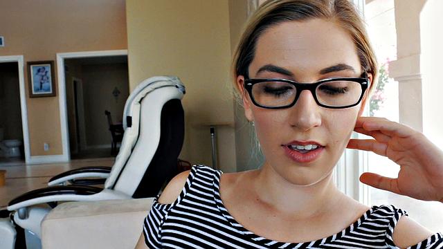 сводная сестра отсасывает брату и получает сперму в киску на диване