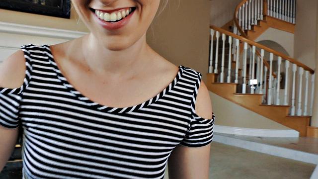 сводная сестра отсасывает брату и получает сперму в киску на диване