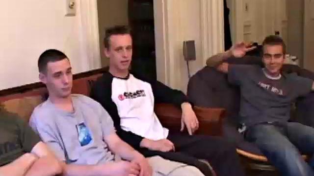 пятеро мужиков дрочат рядом друг с другом