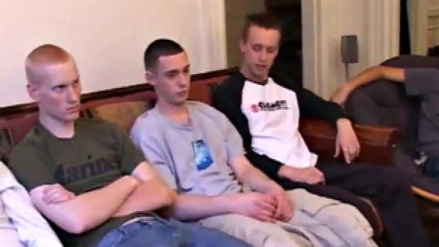 пятеро мужиков дрочат рядом друг с другом