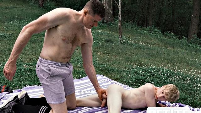 Tall amateur DILF fucks skinny twink outdoors