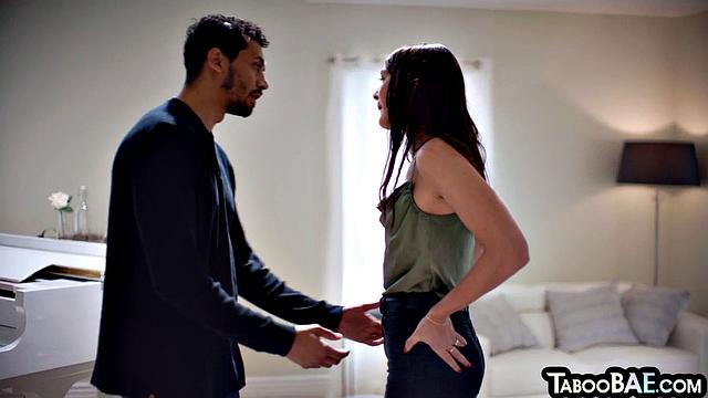 Любовник трахает свою взрослую подружку так, что чулки едва выдерживают, а она только посмеивается над ним в ответ.