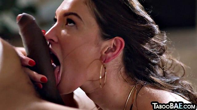 Любовник трахает свою взрослую подружку так, что чулки едва выдерживают, а она только посмеивается над ним в ответ.