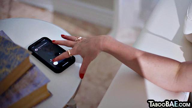 Любовник трахает свою взрослую подружку так, что чулки едва выдерживают, а она только посмеивается над ним в ответ.