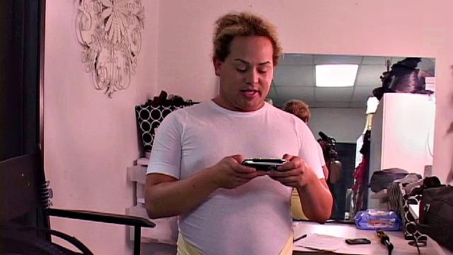 офис обсуждает порно, а кайла лично убеждается - всё по-взрослому