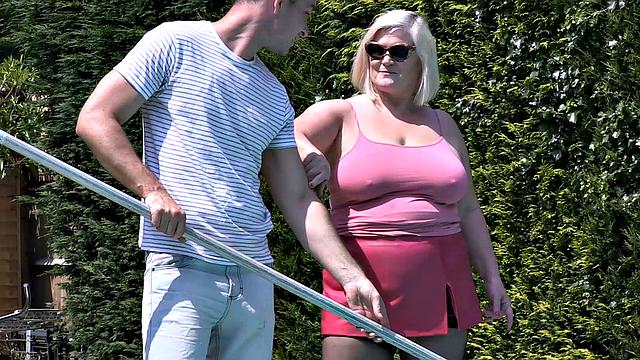 The Poolboy hard at work